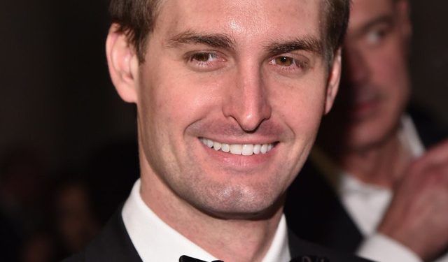 Evan Spiegel (27 tuổi).