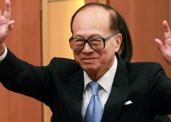 Lý Gia Thành khuyên rằng nên chia thu nhập hàng tháng thành 5 phần