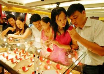 Nên mua vàng hay gửi tiết kiệm