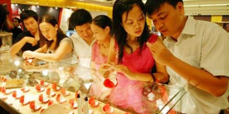 Nên mua vàng hay gửi tiết kiệm