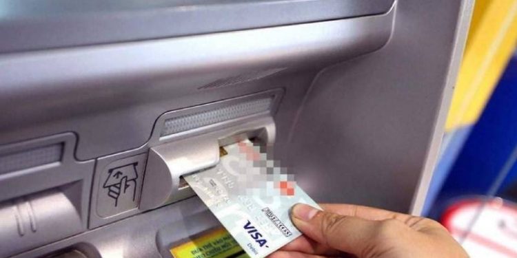 Rút tiền mặt thẻ tín dụng