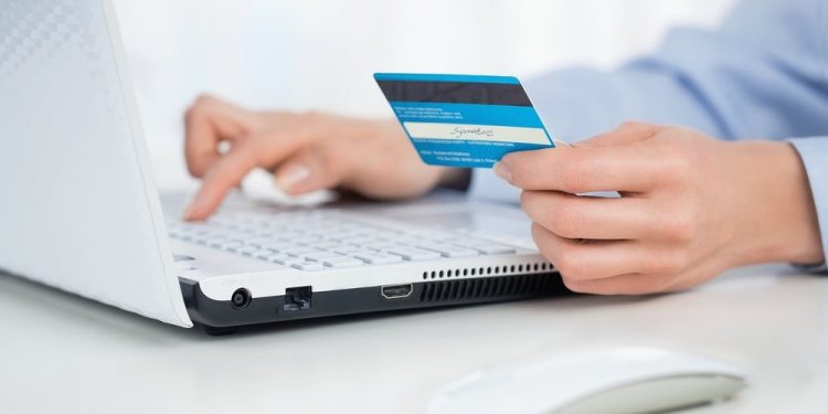 Lãi suất thẻ tín dụng