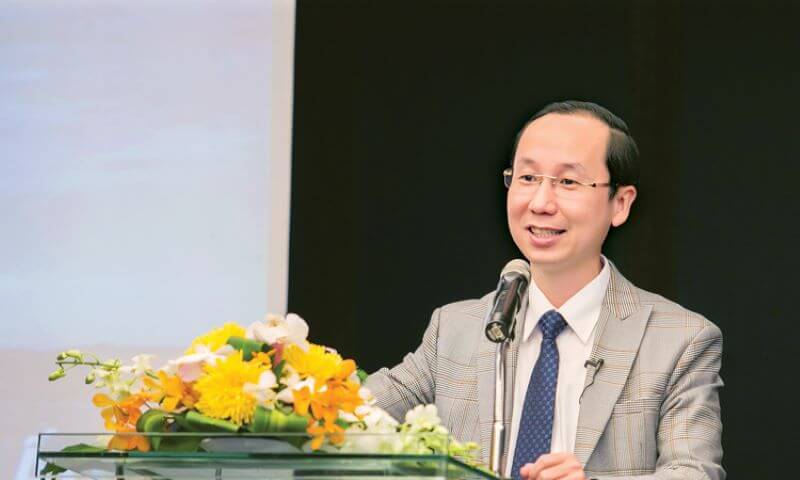 Francis Hùng trong một buổi hội thảo