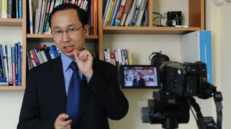 Vương Hữu Hùng trong buổi quay video